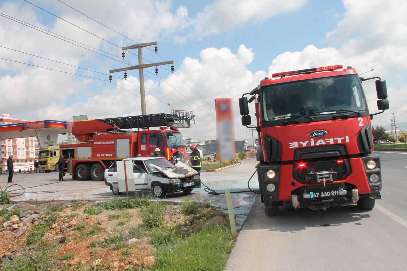 Otomobil akaryakıt istasyonunda alev aldı